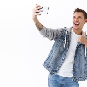 20230710193804_[fpdl.in]_blogger-masculino-guapo-tomando-selfie-telefono-inteligente-muestra-pulgar-arriba-senal-aprobacion-recomienda-buen-lugar-seguidores_176420-42569_medium